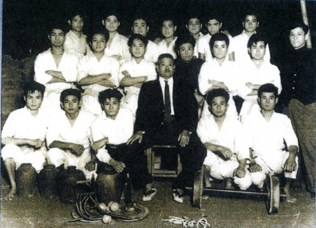 Saburo Uehara with his students, among them the fifteen year old Shinyu Gushi (1939-2012) second row, first on the left. Photo courtesy of the Gushi family.